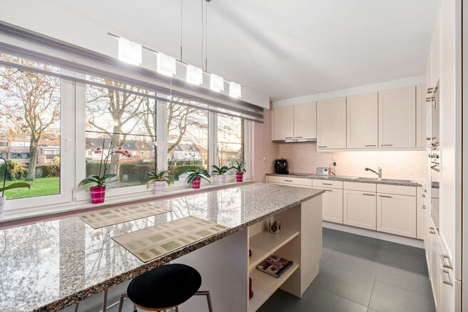 Cette maison pr&ecirc;te &agrave; emm&eacute;nager, comprenant 2 spacieuses chambres et un jardin, est situ&eacute;e dans un quartier r&eacute;sidentiel calme.

Au rez-de-chauss&eacute;e, vous trouverez un grand garage avec porte &eacute;lectrique ainsi qu&rsquo;une buanderie avec raccordements pour