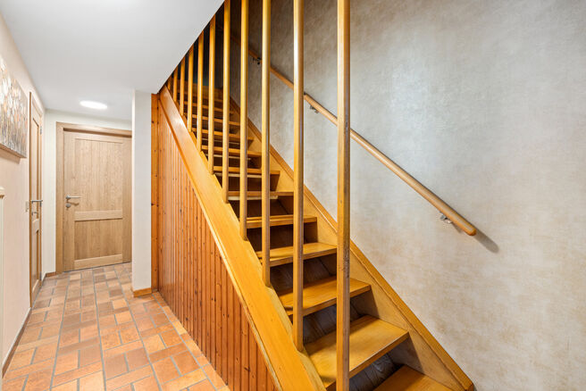 Cette maison pr&ecirc;te &agrave; emm&eacute;nager, comprenant 2 spacieuses chambres et un jardin, est situ&eacute;e dans un quartier r&eacute;sidentiel calme.

Au rez-de-chauss&eacute;e, vous trouverez un grand garage avec porte &eacute;lectrique ainsi qu&rsquo;une buanderie avec raccordements pour