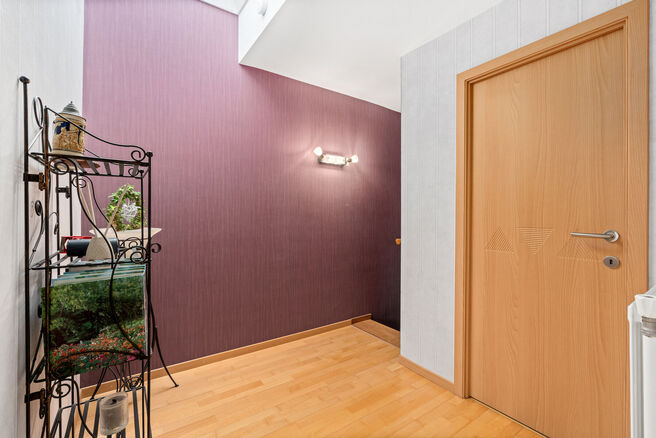 Cette maison pr&ecirc;te &agrave; emm&eacute;nager, comprenant 2 spacieuses chambres et un jardin, est situ&eacute;e dans un quartier r&eacute;sidentiel calme.

Au rez-de-chauss&eacute;e, vous trouverez un grand garage avec porte &eacute;lectrique ainsi qu&rsquo;une buanderie avec raccordements pour