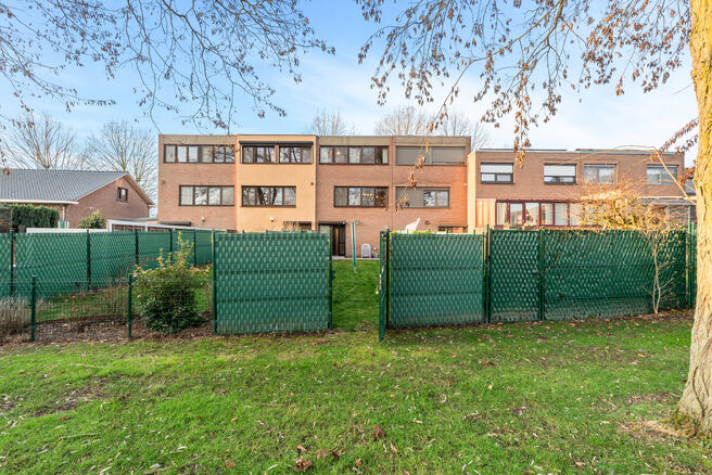 Cette maison pr&ecirc;te &agrave; emm&eacute;nager, comprenant 2 spacieuses chambres et un jardin, est situ&eacute;e dans un quartier r&eacute;sidentiel calme.

Au rez-de-chauss&eacute;e, vous trouverez un grand garage avec porte &eacute;lectrique ainsi qu&rsquo;une buanderie avec raccordements pour