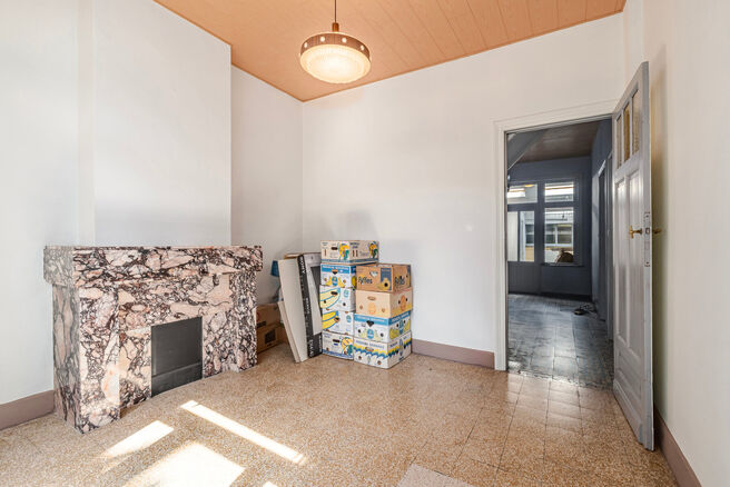 Cette maison d'angle avec 3 chambres et un garage est id&eacute;alement situ&eacute;e, &agrave; quelques pas du centre de Machelen.

DISPOSITION:
Au rez-de-chauss&eacute;e se trouve l'ancien commerce de boucherie. Vous y trouverez &eacute;galement une spacieuse salle &agrave; manger ou un b