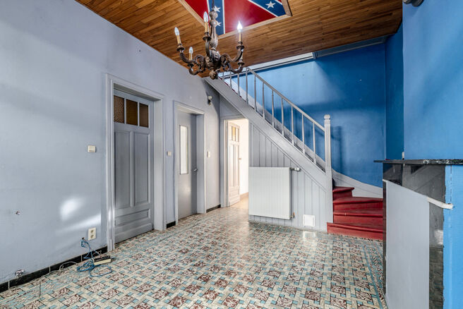Cette maison d'angle avec 3 chambres et un garage est id&eacute;alement situ&eacute;e, &agrave; quelques pas du centre de Machelen.

DISPOSITION:
Au rez-de-chauss&eacute;e se trouve l'ancien commerce de boucherie. Vous y trouverez &eacute;galement une spacieuse salle &agrave; manger ou un b