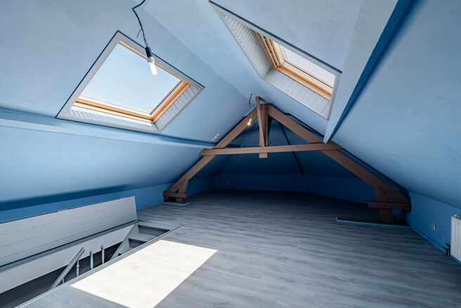 Cette maison d'angle avec 3 chambres et un garage est id&eacute;alement situ&eacute;e, &agrave; quelques pas du centre de Machelen.

DISPOSITION:
Au rez-de-chauss&eacute;e se trouve l'ancien commerce de boucherie. Vous y trouverez &eacute;galement une spacieuse salle &agrave; manger ou un b