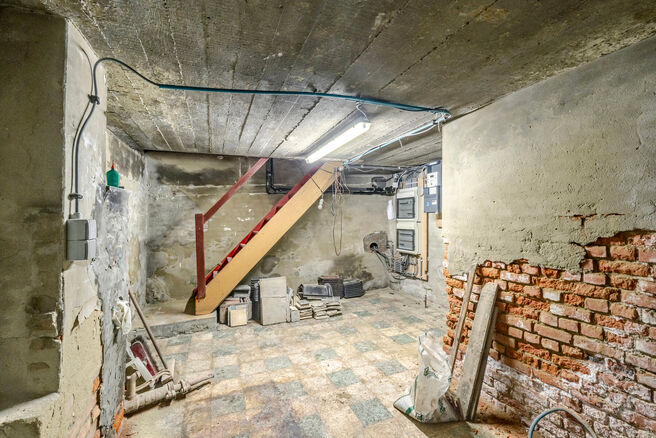 Cette maison d'angle avec 3 chambres et un garage est id&eacute;alement situ&eacute;e, &agrave; quelques pas du centre de Machelen.

DISPOSITION:
Au rez-de-chauss&eacute;e se trouve l'ancien commerce de boucherie. Vous y trouverez &eacute;galement une spacieuse salle &agrave; manger ou un b