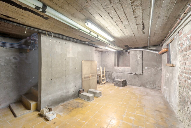 Cette maison d'angle avec 3 chambres et un garage est id&eacute;alement situ&eacute;e, &agrave; quelques pas du centre de Machelen.

DISPOSITION:
Au rez-de-chauss&eacute;e se trouve l'ancien commerce de boucherie. Vous y trouverez &eacute;galement une spacieuse salle &agrave; manger ou un b