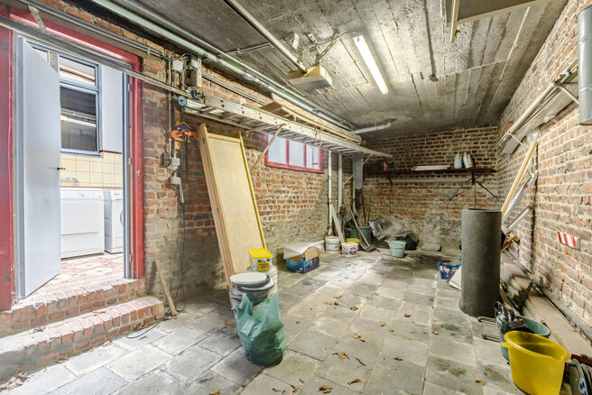 Cette maison d'angle avec 3 chambres et un garage est id&eacute;alement situ&eacute;e, &agrave; quelques pas du centre de Machelen.

DISPOSITION:
Au rez-de-chauss&eacute;e se trouve l'ancien commerce de boucherie. Vous y trouverez &eacute;galement une spacieuse salle &agrave; manger ou un b