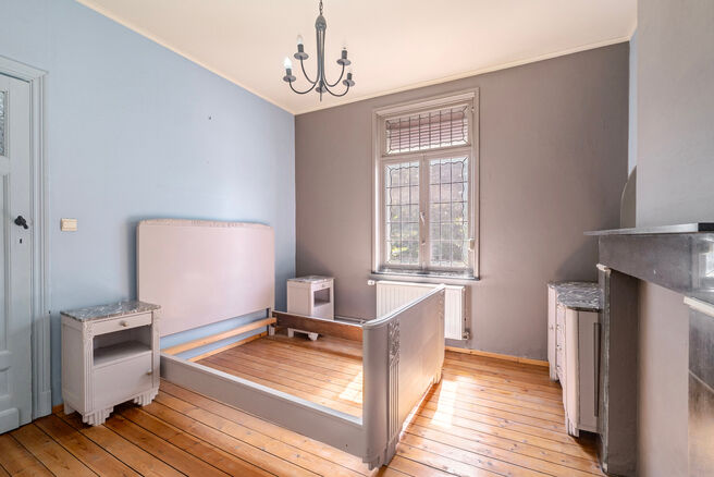 Cette maison d'angle avec 3 chambres et un garage est id&eacute;alement situ&eacute;e, &agrave; quelques pas du centre de Machelen.

DISPOSITION:
Au rez-de-chauss&eacute;e se trouve l'ancien commerce de boucherie. Vous y trouverez &eacute;galement une spacieuse salle &agrave; manger ou un b