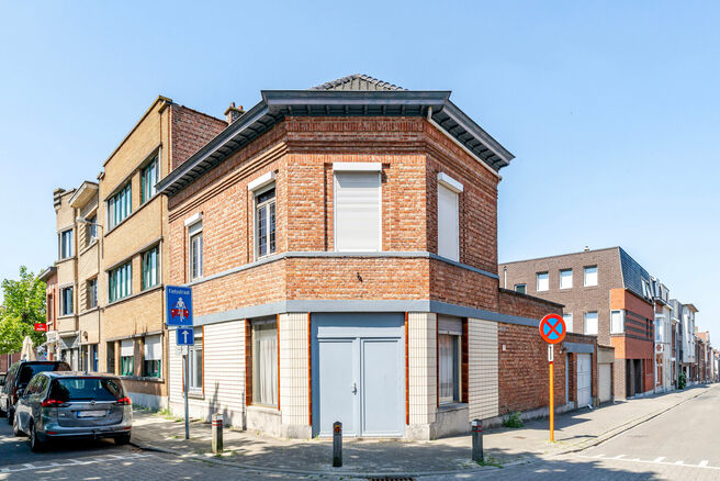 Cette maison d'angle avec 3 chambres et un garage est id&eacute;alement situ&eacute;e, &agrave; quelques pas du centre de Machelen.

DISPOSITION:
Au rez-de-chauss&eacute;e se trouve l'ancien commerce de boucherie. Vous y trouverez &eacute;galement une spacieuse salle &agrave; manger ou un b