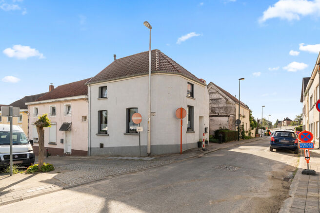 Cette charmante maison d'angle de deux chambres allie une disposition pratique &agrave; un cadre de vie agr&eacute;able. Gr&acirc;ce &agrave; sa situation en angle, elle b&eacute;n&eacute;ficie d'une belle luminosit&eacute; naturelle et d'un acc&egrave;s ais&eacute;. Elle dispose &eacute;galement d'une cave et d'