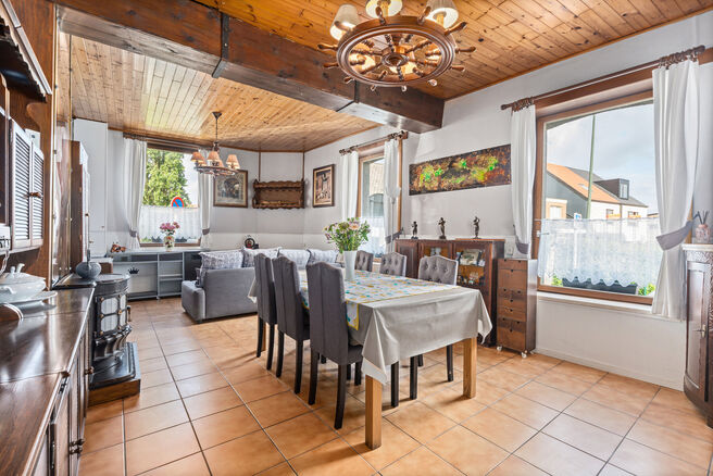 Cette charmante maison d'angle de deux chambres allie une disposition pratique &agrave; un cadre de vie agr&eacute;able. Gr&acirc;ce &agrave; sa situation en angle, elle b&eacute;n&eacute;ficie d'une belle luminosit&eacute; naturelle et d'un acc&egrave;s ais&eacute;. Elle dispose &eacute;galement d'une cave et d'