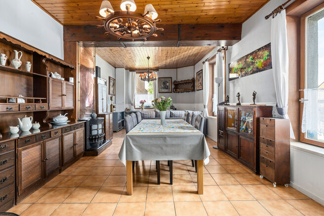 Cette charmante maison d'angle de deux chambres allie une disposition pratique &agrave; un cadre de vie agr&eacute;able. Gr&acirc;ce &agrave; sa situation en angle, elle b&eacute;n&eacute;ficie d'une belle luminosit&eacute; naturelle et d'un acc&egrave;s ais&eacute;. Elle dispose &eacute;galement d'une cave et d'