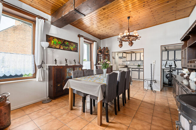 Cette charmante maison d'angle de deux chambres allie une disposition pratique &agrave; un cadre de vie agr&eacute;able. Gr&acirc;ce &agrave; sa situation en angle, elle b&eacute;n&eacute;ficie d'une belle luminosit&eacute; naturelle et d'un acc&egrave;s ais&eacute;. Elle dispose &eacute;galement d'une cave et d'
