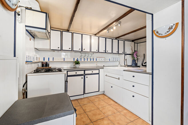 Cette charmante maison d'angle de deux chambres allie une disposition pratique &agrave; un cadre de vie agr&eacute;able. Gr&acirc;ce &agrave; sa situation en angle, elle b&eacute;n&eacute;ficie d'une belle luminosit&eacute; naturelle et d'un acc&egrave;s ais&eacute;. Elle dispose &eacute;galement d'une cave et d'