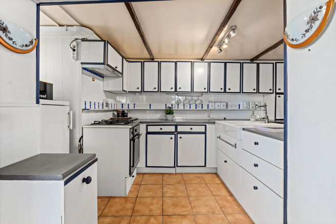Cette charmante maison d'angle de deux chambres allie une disposition pratique &agrave; un cadre de vie agr&eacute;able. Gr&acirc;ce &agrave; sa situation en angle, elle b&eacute;n&eacute;ficie d'une belle luminosit&eacute; naturelle et d'un acc&egrave;s ais&eacute;. Elle dispose &eacute;galement d'une cave et d'