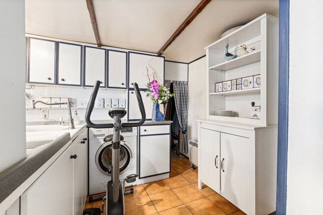 Cette charmante maison d'angle de deux chambres allie une disposition pratique &agrave; un cadre de vie agr&eacute;able. Gr&acirc;ce &agrave; sa situation en angle, elle b&eacute;n&eacute;ficie d'une belle luminosit&eacute; naturelle et d'un acc&egrave;s ais&eacute;. Elle dispose &eacute;galement d'une cave et d'