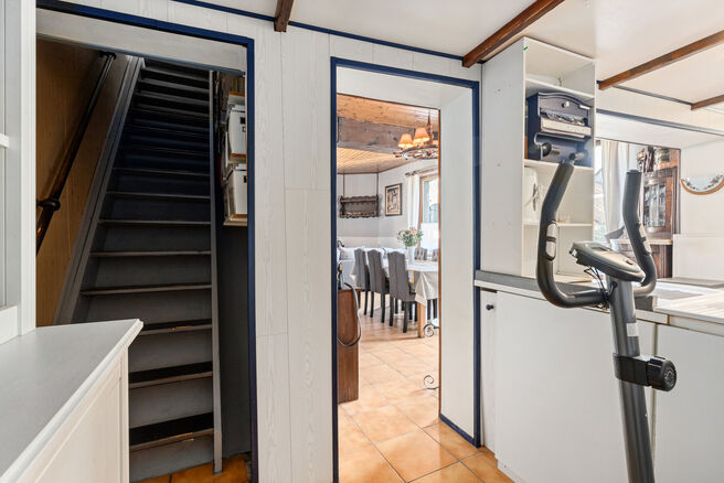 Cette charmante maison d'angle de deux chambres allie une disposition pratique &agrave; un cadre de vie agr&eacute;able. Gr&acirc;ce &agrave; sa situation en angle, elle b&eacute;n&eacute;ficie d'une belle luminosit&eacute; naturelle et d'un acc&egrave;s ais&eacute;. Elle dispose &eacute;galement d'une cave et d'