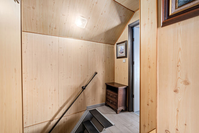 Cette charmante maison d'angle de deux chambres allie une disposition pratique &agrave; un cadre de vie agr&eacute;able. Gr&acirc;ce &agrave; sa situation en angle, elle b&eacute;n&eacute;ficie d'une belle luminosit&eacute; naturelle et d'un acc&egrave;s ais&eacute;. Elle dispose &eacute;galement d'une cave et d'