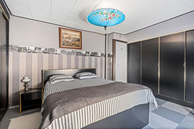 Cette charmante maison d'angle de deux chambres allie une disposition pratique &agrave; un cadre de vie agr&eacute;able. Gr&acirc;ce &agrave; sa situation en angle, elle b&eacute;n&eacute;ficie d'une belle luminosit&eacute; naturelle et d'un acc&egrave;s ais&eacute;. Elle dispose &eacute;galement d'une cave et d'