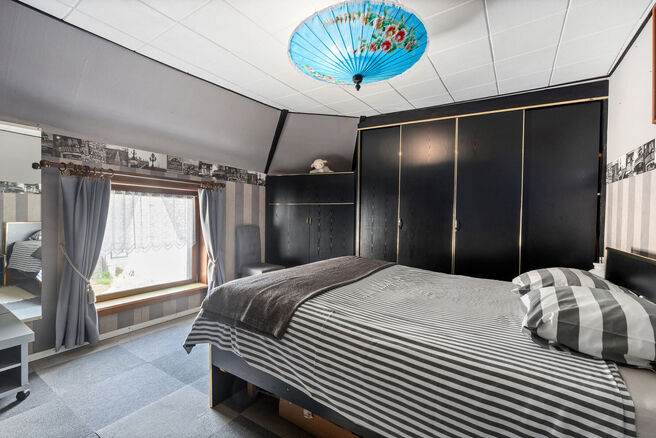 Cette charmante maison d'angle de deux chambres allie une disposition pratique &agrave; un cadre de vie agr&eacute;able. Gr&acirc;ce &agrave; sa situation en angle, elle b&eacute;n&eacute;ficie d'une belle luminosit&eacute; naturelle et d'un acc&egrave;s ais&eacute;. Elle dispose &eacute;galement d'une cave et d'
