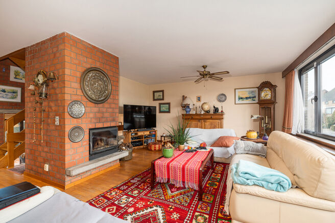 Cette spacieuse maison trois fa&ccedil;ades dispose de 3 chambres compl&egrave;tes et de deux salles de bains et est implant&eacute;e sur un terrain de 4a 65ca avec un agr&eacute;able jardin orient&eacute; sud-est.

La maison est situ&eacute;e dans un quartier r&eacute;sidentiel calme et b&eacute;n&eacute;fi