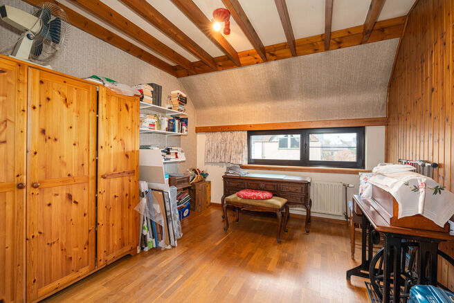 Cette spacieuse maison trois fa&ccedil;ades dispose de 3 chambres compl&egrave;tes et de deux salles de bains et est implant&eacute;e sur un terrain de 4a 65ca avec un agr&eacute;able jardin orient&eacute; sud-est.

La maison est situ&eacute;e dans un quartier r&eacute;sidentiel calme et b&eacute;n&eacute;fi