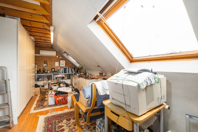 Cette spacieuse maison trois fa&ccedil;ades dispose de 3 chambres compl&egrave;tes et de deux salles de bains et est implant&eacute;e sur un terrain de 4a 65ca avec un agr&eacute;able jardin orient&eacute; sud-est.

La maison est situ&eacute;e dans un quartier r&eacute;sidentiel calme et b&eacute;n&eacute;fi