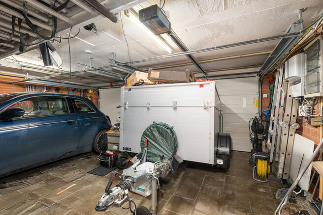 Cette spacieuse maison trois fa&ccedil;ades dispose de 3 chambres compl&egrave;tes et de deux salles de bains et est implant&eacute;e sur un terrain de 4a 65ca avec un agr&eacute;able jardin orient&eacute; sud-est.

La maison est situ&eacute;e dans un quartier r&eacute;sidentiel calme et b&eacute;n&eacute;fi