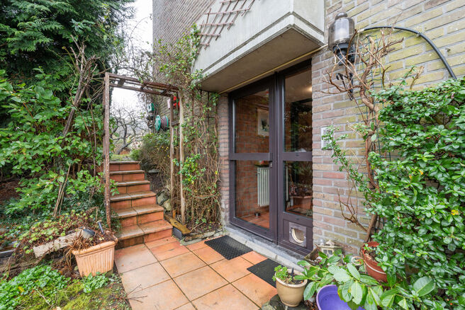 Cette spacieuse maison trois fa&ccedil;ades dispose de 3 chambres compl&egrave;tes et de deux salles de bains et est implant&eacute;e sur un terrain de 4a 65ca avec un agr&eacute;able jardin orient&eacute; sud-est.

La maison est situ&eacute;e dans un quartier r&eacute;sidentiel calme et b&eacute;n&eacute;fi