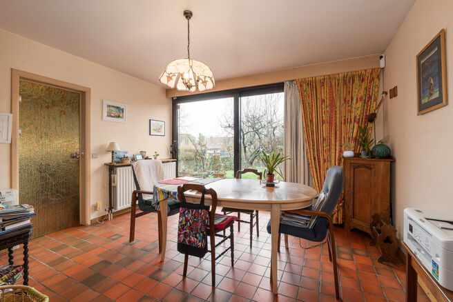 Cette spacieuse maison trois fa&ccedil;ades dispose de 4 chambres et de deux salles de bains et est implant&eacute;e sur un terrain de 4a 65ca avec un agr&eacute;able jardin orient&eacute; sud-est.

La maison est situ&eacute;e dans un quartier r&eacute;sidentiel calme et b&eacute;n&eacute;ficie d&rsquo;un 