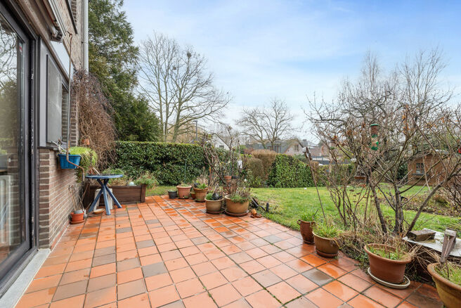 Cette spacieuse maison trois fa&ccedil;ades dispose de 4 chambres et de deux salles de bains et est implant&eacute;e sur un terrain de 4a 65ca avec un agr&eacute;able jardin orient&eacute; sud-est.

La maison est situ&eacute;e dans un quartier r&eacute;sidentiel calme et b&eacute;n&eacute;ficie d&rsquo;un 