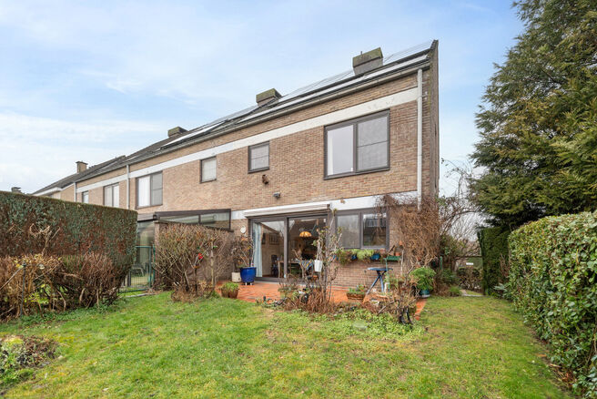 Cette spacieuse maison trois fa&ccedil;ades dispose de 4 chambres et de deux salles de bains et est implant&eacute;e sur un terrain de 4a 65ca avec un agr&eacute;able jardin orient&eacute; sud-est.

La maison est situ&eacute;e dans un quartier r&eacute;sidentiel calme et b&eacute;n&eacute;ficie d&rsquo;un 