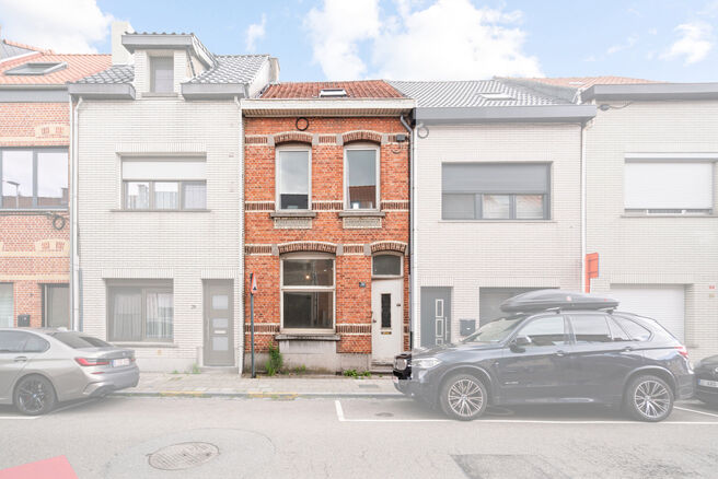 Cette charmante maison familiale avec 3 chambres et un jardin est idéalement située dans une rue à sens unique paisible, à quelques pas du centre de Saint-Nicolas. La maison est particulièrement économe en énergie avec un label EPC B et offre un co