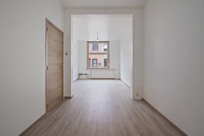 Cette charmante maison familiale avec 3 chambres et un jardin est idéalement située dans une rue à sens unique paisible, à quelques pas du centre de Saint-Nicolas. La maison est particulièrement économe en énergie avec un label EPC B et offre un co
