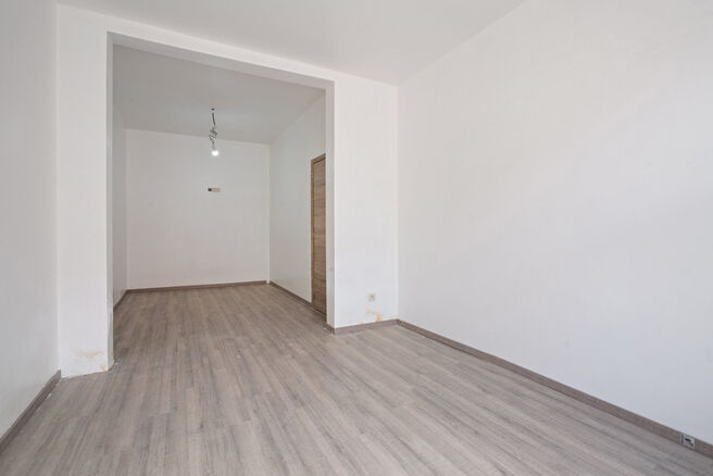 Cette charmante maison familiale avec 3 chambres et un jardin est idéalement située dans une rue à sens unique paisible, à quelques pas du centre de Saint-Nicolas. La maison est particulièrement économe en énergie avec un label EPC B et offre un co