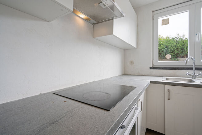 Cette charmante maison familiale avec 3 chambres et un jardin est idéalement située dans une rue à sens unique paisible, à quelques pas du centre de Saint-Nicolas. La maison est particulièrement économe en énergie avec un label EPC B et offre un co