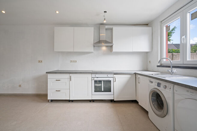 Cette charmante maison familiale avec 3 chambres et un jardin est idéalement située dans une rue à sens unique paisible, à quelques pas du centre de Saint-Nicolas. La maison est particulièrement économe en énergie avec un label EPC B et offre un co
