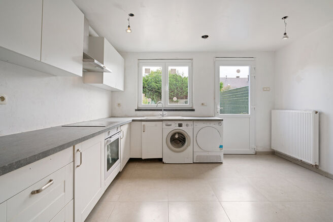 Cette charmante maison familiale avec 3 chambres et un jardin est idéalement située dans une rue à sens unique paisible, à quelques pas du centre de Saint-Nicolas. La maison est particulièrement économe en énergie avec un label EPC B et offre un co