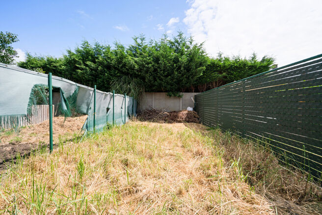 Cette charmante maison familiale avec 3 chambres et un jardin est idéalement située dans une rue à sens unique paisible, à quelques pas du centre de Saint-Nicolas. La maison est particulièrement économe en énergie avec un label EPC B et offre un co