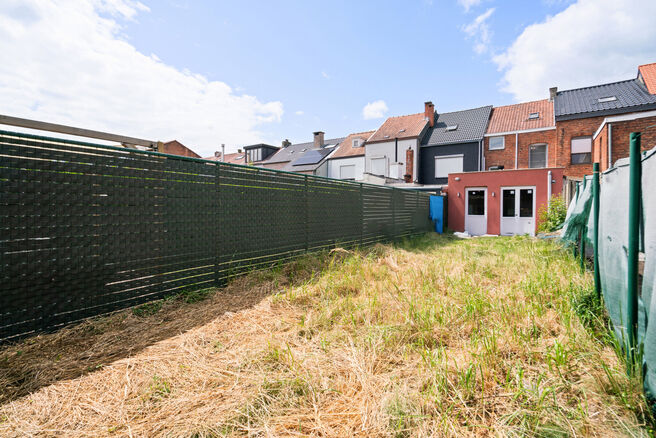 Cette charmante maison familiale avec 3 chambres et un jardin est idéalement située dans une rue à sens unique paisible, à quelques pas du centre de Saint-Nicolas. La maison est particulièrement économe en énergie avec un label EPC B et offre un co