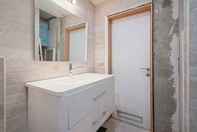 Cette charmante maison familiale avec 3 chambres et un jardin est idéalement située dans une rue à sens unique paisible, à quelques pas du centre de Saint-Nicolas. La maison est particulièrement économe en énergie avec un label EPC B et offre un co