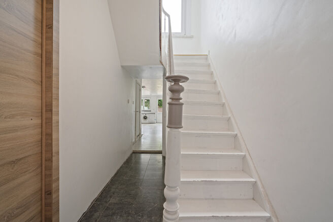 Cette charmante maison familiale avec 3 chambres et un jardin est idéalement située dans une rue à sens unique paisible, à quelques pas du centre de Saint-Nicolas. La maison est particulièrement économe en énergie avec un label EPC B et offre un co