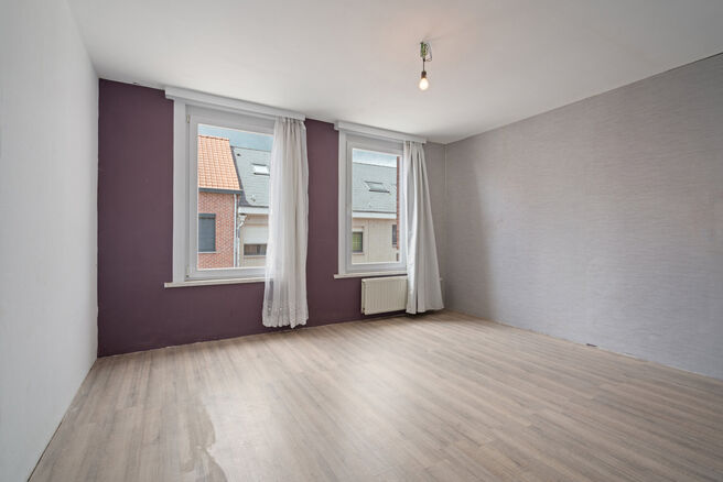 Cette charmante maison familiale avec 3 chambres et un jardin est idéalement située dans une rue à sens unique paisible, à quelques pas du centre de Saint-Nicolas. La maison est particulièrement économe en énergie avec un label EPC B et offre un co
