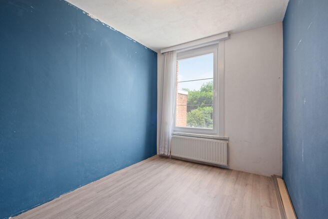 Cette charmante maison familiale avec 3 chambres et un jardin est idéalement située dans une rue à sens unique paisible, à quelques pas du centre de Saint-Nicolas. La maison est particulièrement économe en énergie avec un label EPC B et offre un co