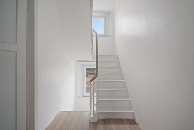 Cette charmante maison familiale avec 3 chambres et un jardin est idéalement située dans une rue à sens unique paisible, à quelques pas du centre de Saint-Nicolas. La maison est particulièrement économe en énergie avec un label EPC B et offre un co
