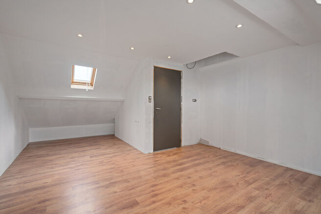 Cette charmante maison familiale avec 3 chambres et un jardin est idéalement située dans une rue à sens unique paisible, à quelques pas du centre de Saint-Nicolas. La maison est particulièrement économe en énergie avec un label EPC B et offre un co