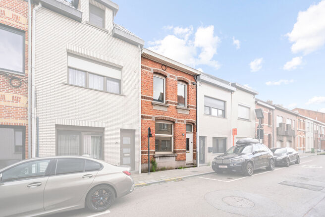 Cette charmante maison familiale avec 3 chambres et un jardin est idéalement située dans une rue à sens unique paisible, à quelques pas du centre de Saint-Nicolas. La maison est particulièrement économe en énergie avec un label EPC B et offre un co
