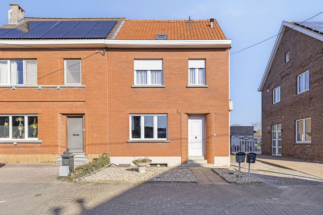 Cette maison unifamiliale idéalement située, avec un grand jardin et un garage/atelier, se trouve sur un terrain de 736 m² et se compose de deux parties.

Le bâtiment principal est une maison familiale complète avec 3 chambres et 1 salle de bain. À 