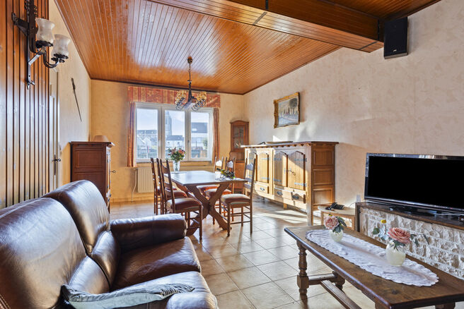 Cette maison unifamiliale idéalement située, avec un grand jardin et un garage/atelier, se trouve sur un terrain de 736 m² et se compose de deux parties.

Le bâtiment principal est une maison familiale complète avec 3 chambres et 1 salle de bain. À 