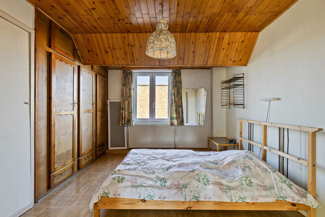 Cette maison unifamiliale idéalement située, avec un grand jardin et un garage/atelier, se trouve sur un terrain de 736 m² et se compose de deux parties.

Le bâtiment principal est une maison familiale complète avec 3 chambres et 1 salle de bain. À 