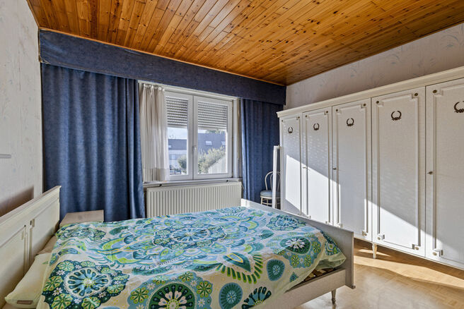 Cette maison unifamiliale idéalement située, avec un grand jardin et un garage/atelier, se trouve sur un terrain de 736 m² et se compose de deux parties.

Le bâtiment principal est une maison familiale complète avec 3 chambres et 1 salle de bain. À 